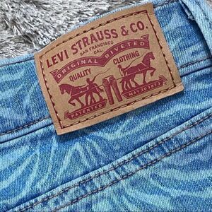 Levi’s 720 Animal Print Blue Denim High-Waist Women’s Ankle Jeans Size 26 NWOT